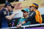 Foto zur News: Max Verstappen (Red Bull), Fernando Alonso (Aston Martin) und Lando Norris (McLaren)