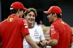 Foto zur News: Oliver Bearman (Ferrari), George Russell (Mercedes) und Charles Leclerc (Ferrari)