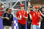 Foto zur News: Lewis Hamilton (Mercedes), Oliver Bearman (Ferrari) und Charles Leclerc (Ferrari)
