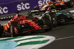 Foto zur News: Charles Leclerc (Ferrari) und Lewis Hamilton (Mercedes)