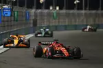 Foto zur News: Charles Leclerc (Ferrari), Oscar Piastri (McLaren) und Fernando Alonso (Aston Martin)