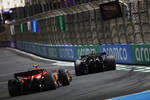 Foto zur News: Nico Hülkenberg (Haas) und Oliver Bearman (Ferrari)
