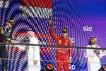 Foto zur News: Max Verstappen (Red Bull) und Charles Leclerc (Ferrari)