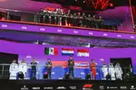 Foto zur News: Sergio Perez (Red Bull), Max Verstappen (Red Bull) und Charles Leclerc (Ferrari)