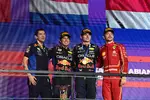 Foto zur News: Sergio Perez (Red Bull), Max Verstappen (Red Bull) und Charles Leclerc (Ferrari)