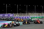 Foto zur News: Max Verstappen (Red Bull), Charles Leclerc (Ferrari) und Sergio Perez (Red Bull)