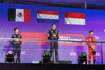 Foto zur News: Sergio Perez (Red Bull), Max Verstappen (Red Bull) und Charles Leclerc (Ferrari)