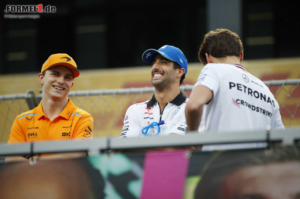 Foto zur News: Oscar Piastri (McLaren), Daniel Ricciardo (Racing Bulls) und George Russell (Mercedes)