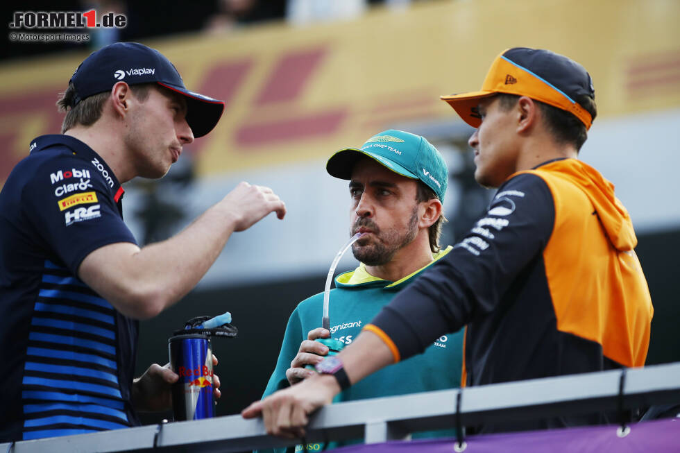 Foto zur News: Max Verstappen (Red Bull), Fernando Alonso (Aston Martin) und Lando Norris (McLaren)