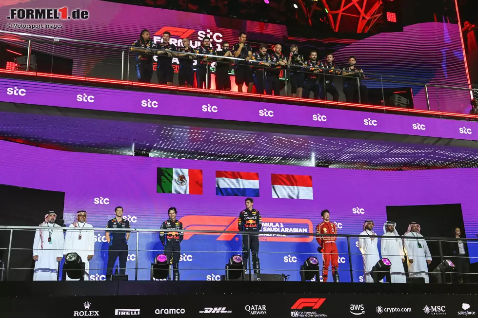 Foto zur News: Sergio Perez (Red Bull), Max Verstappen (Red Bull) und Charles Leclerc (Ferrari)