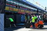 Foto zur News: Formel-1-Fracht in Melbourne