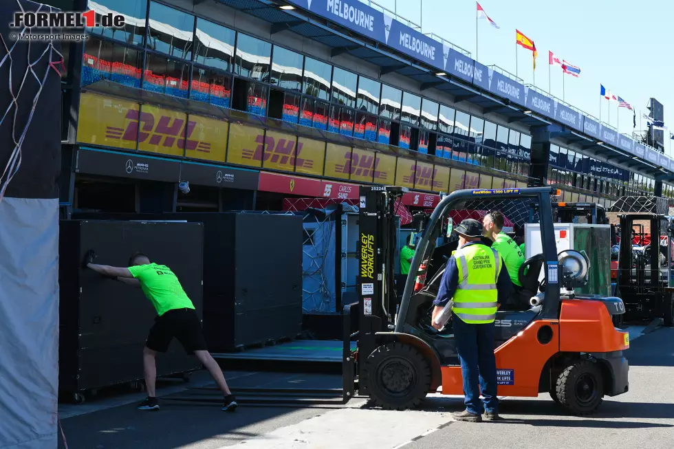 Foto zur News: Formel-1-Fracht in Melbourne