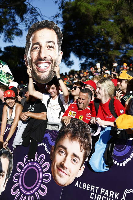 Foto zur News: Fans von Daniel Ricciardo (Racing Bulls) und Charles Leclerc (Ferrari)
