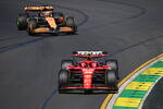 Foto zur News: Carlos Sainz (Ferrari) und Oscar Piastri (McLaren)