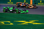 Foto zur News: Valtteri Bottas (Sauber) und Oscar Piastri (McLaren)