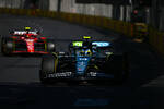 Foto zur News: Fernando Alonso (Aston Martin) und Carlos Sainz (Ferrari)
