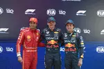 Foto zur News: Carlos Sainz (Ferrari), Max Verstappen (Red Bull) und Sergio Perez (Red Bull)