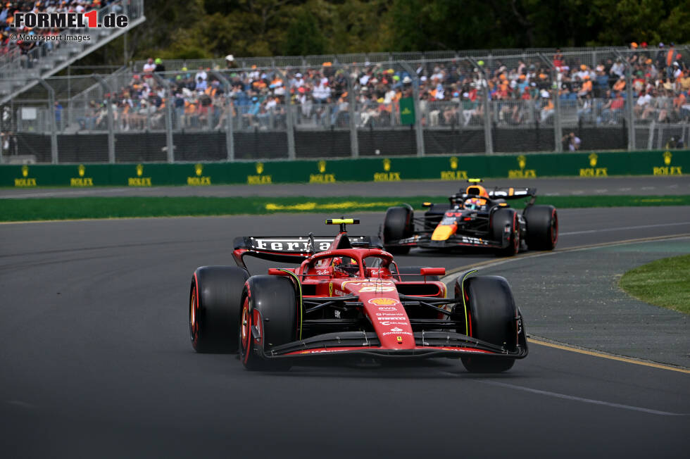Foto zur News: Carlos Sainz (Ferrari) und Sergio Perez (Red Bull)