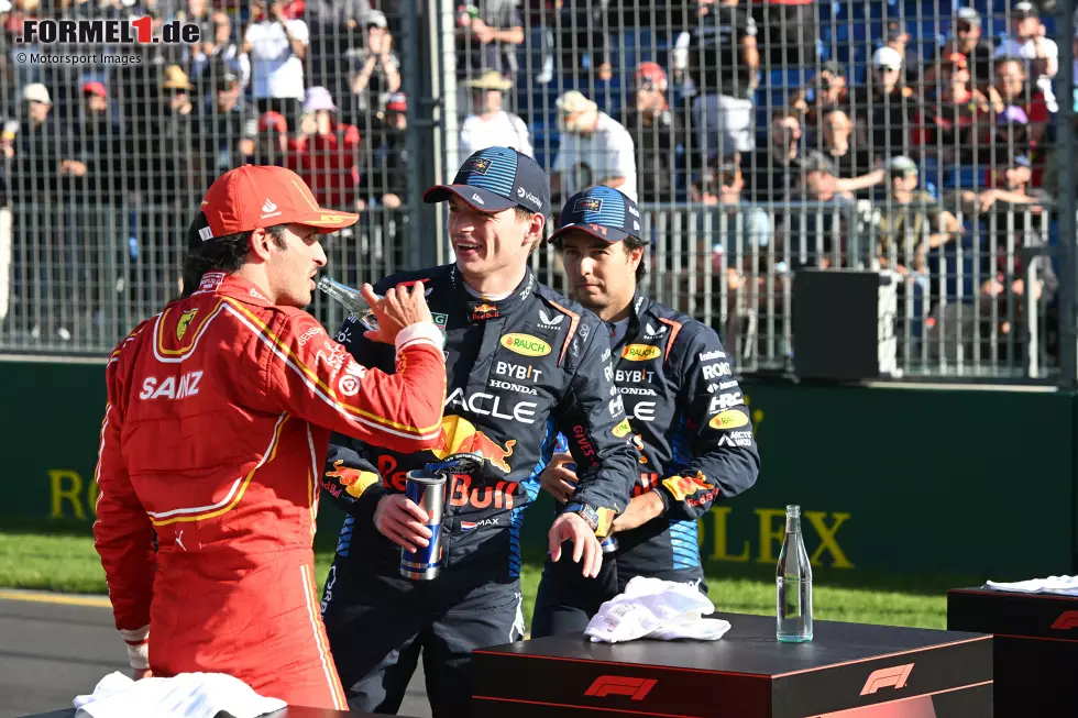 Foto zur News: Max Verstappen (Red Bull), Carlos Sainz (Ferrari) und Sergio Perez (Red Bull)