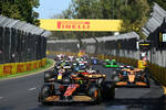 Foto zur News: Lando Norris (McLaren), Oscar Piastri (McLaren) und Sergio Perez (Red Bull)