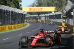 Foto zur News: Charles Leclerc (Ferrari), Oscar Piastri (McLaren) und George Russell (Mercedes)