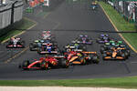Foto zur News: Carlos Sainz (Ferrari), Lando Norris (McLaren) und Oscar Piastri (McLaren)