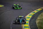 Foto zur News: Fernando Alonso (Aston Martin) und Valtteri Bottas (Sauber)
