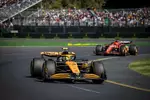 Foto zur News: Lando Norris (McLaren) und Charles Leclerc (Ferrari)