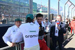 Foto zur News: Jackie Stewart, Fernando Alonso (Aston Martin) und Carlos Sainz (Ferrari)