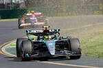 Foto zur News: Lewis Hamilton (Mercedes) und Yuki Tsunoda (Racing Bulls)