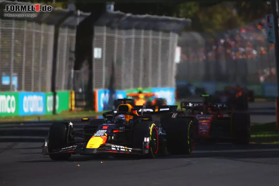 Foto zur News: Max Verstappen (Red Bull) und Carlos Sainz (Ferrari)