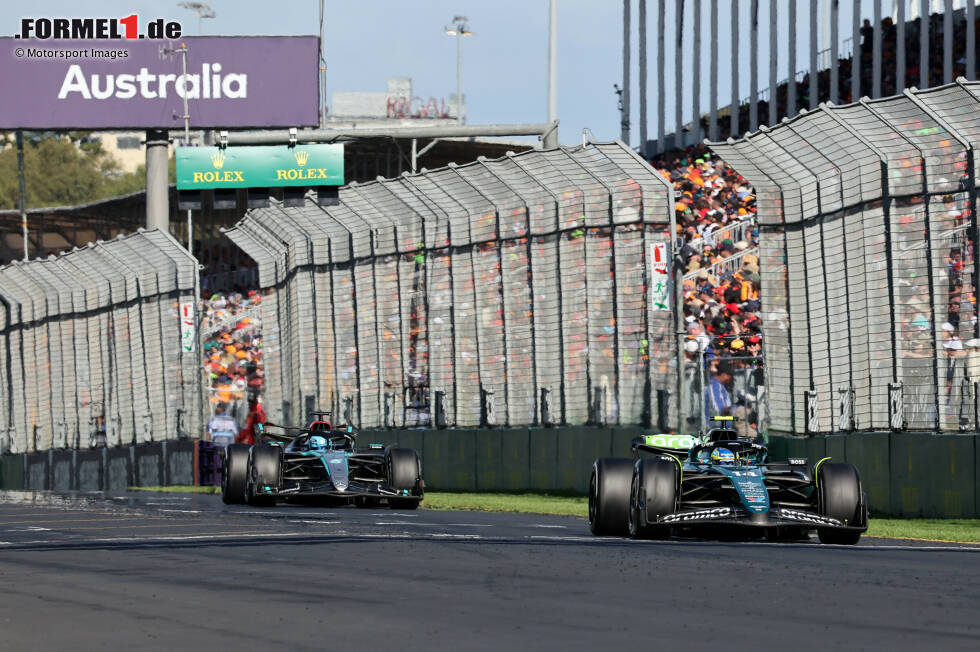 Foto zur News: Fernando Alonso (Aston Martin) und George Russell (Mercedes)