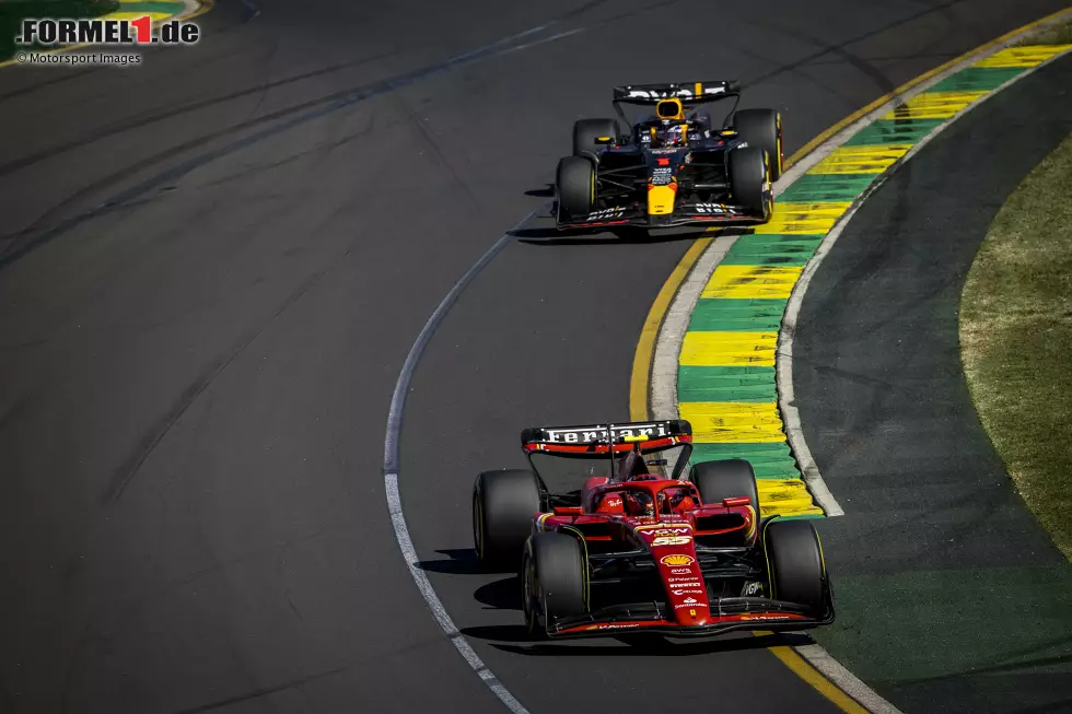 Foto zur News: Carlos Sainz (Ferrari) und Max Verstappen (Red Bull)