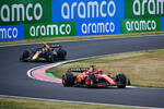 Foto zur News: Charles Leclerc (Ferrari) und Sergio Perez (Red Bull)
