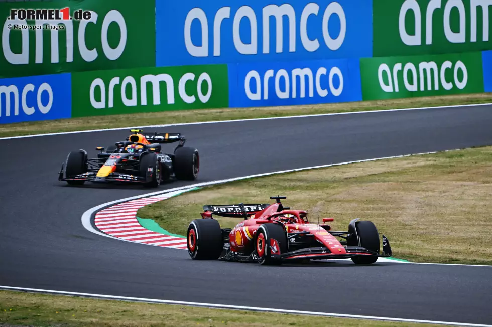 Foto zur News: Charles Leclerc (Ferrari) und Sergio Perez (Red Bull)