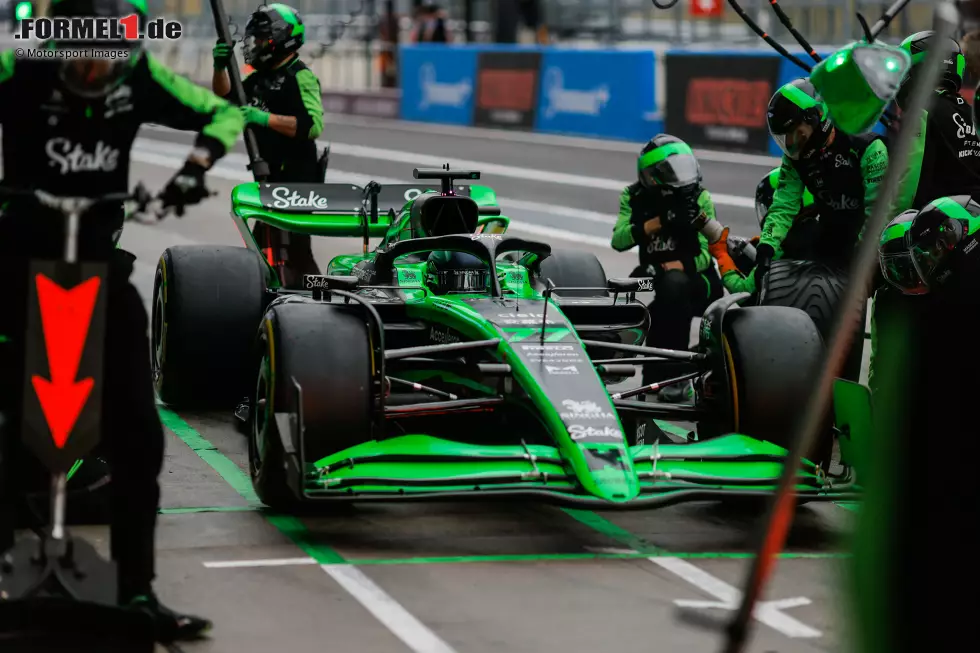 Foto zur News: Valtteri Bottas (Sauber) mit Mechanikern beim Boxenstopp-Training