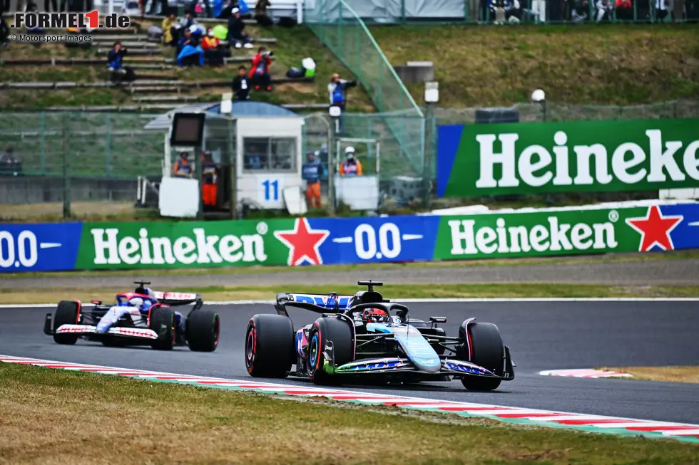 Foto zur News: Esteban Ocon (Alpine) und Daniel Ricciardo (Racing Bulls)