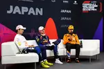 Foto zur News: Sergio Perez (Red Bull), Max Verstappen (Red Bull) und Lando Norris (McLaren)