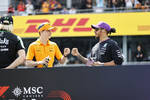 Foto zur News: Oscar Piastri (McLaren) und Lewis Hamilton (Mercedes)