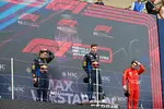 Foto zur News: Sergio Perez (Red Bull), Max Verstappen (Red Bull) und Carlos Sainz (Ferrari)