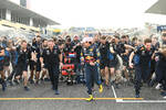 Foto zur News: Christian Horner und Sergio Perez (Red Bull)