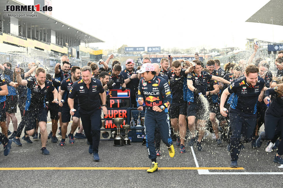 Foto zur News: Christian Horner und Sergio Perez (Red Bull)