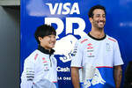 Foto zur News: Yuki Tsunoda (Racing Bulls) und Daniel Ricciardo (Racing Bulls)
