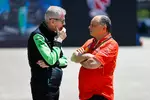 Foto zur News: Alessandro Alunni Bravi (Sauber) mit Frederic Vasseur (Ferrari)