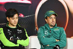 Foto zur News: Guanyu Zhou (Sauber) und Fernando Alonso (Aston Martin)