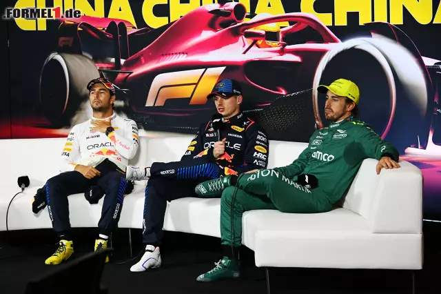 Foto zur News: Sergio Perez (Red Bull), Max Verstappen (Red Bull) und Fernando Alonso (Aston Martin)