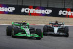 Foto zur News: Guanyu Zhou (Sauber) und George Russell (Mercedes)