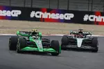 Foto zur News: Guanyu Zhou (Sauber) und George Russell (Mercedes)