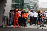 Foto zur News: Lando Norris (McLaren) und Carlos Sainz (Ferrari)