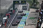 Foto zur News: Alexander Albon (Williams), Esteban Ocon (Alpine), Nico Hülkenberg (Haas), Daniel Ricciardo (Racing Bulls), Carlos Sainz (Ferrari), Charles Leclerc (Ferrari) und Sergio Perez (Red Bull)